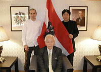 Von Links nach rechts: Maler Arthur Poor zusammen mit Herr Shigehiro Kanai, Ehren-Konsul von Österreich in Sapporo, und Pianist Shunsuke Inada